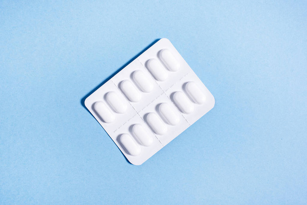 White packaging of tablets in capsules  - Foto, Imagen