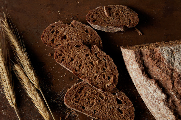 ylhäältä näkymä viipaleita leipää ja vehnää ruskea ruosteinen metallipöytä
 - Valokuva, kuva