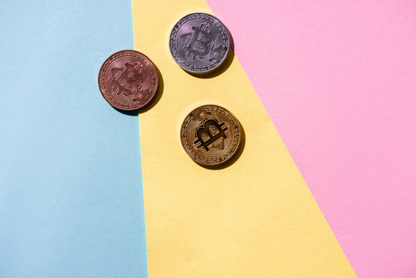 top view of arranged bitcoins on colorful background - Foto, Imagen