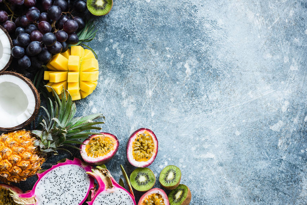 Frutta tropicale fresca frutti esotici su sfondo concreto con spazio copia
 - Foto, immagini