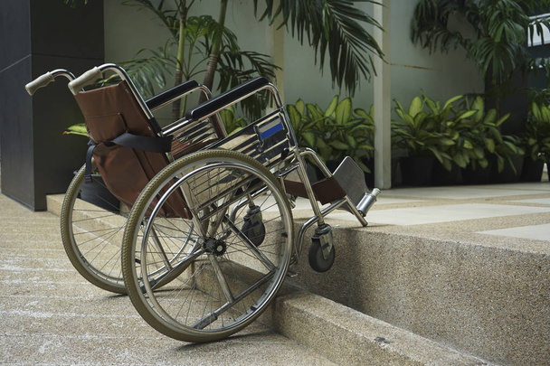 Un parcheggio per sedie a rotelle marrone sulle scale
                                - Foto, immagini