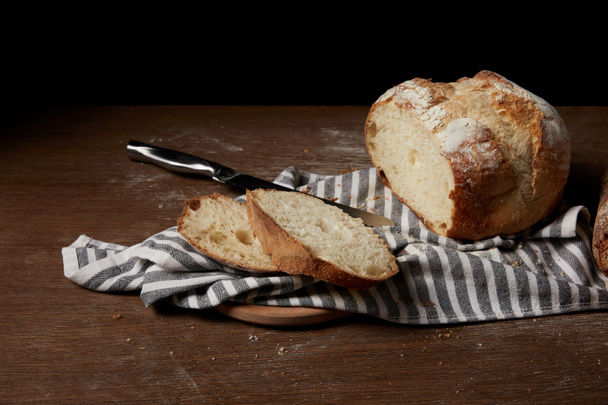 primo piano colpo di pane, sacco, coltello e tagliere sul tavolo
 - Foto, immagini