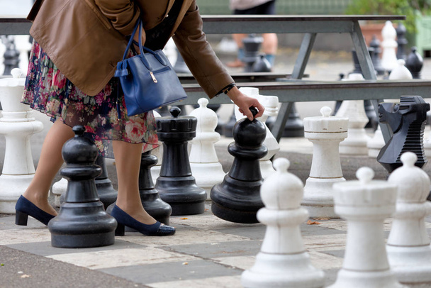  Ženeva Švýcarsko, bašty Park / za velké zdobené brány jsou obrovské černo bílá tabule pro šachy, Go a dáma, vždy plné lidí v jejich hře, staré a mladé. - Fotografie, Obrázek