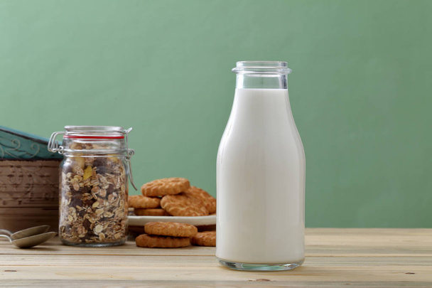 Fresh milk in glass and jar on kitchen table - Foto, Imagen