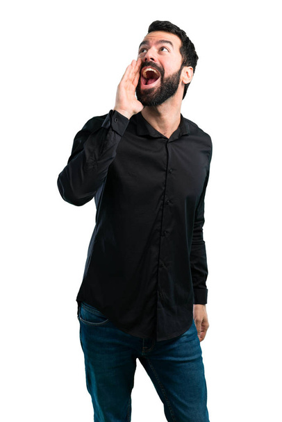 Bonito homem com barba gritando no fundo branco
 - Foto, Imagem