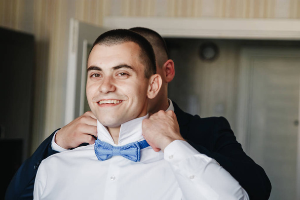 Man, the groom in a white shirt on the background of the apartment. Wedding, gathering of the groom, the creation of a family. - Fotografie, Obrázek
