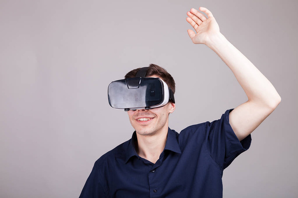 Podekscytowany mężczyzna przeżywa rzeczywistość wirtualna po raz pierwszy - Zdjęcie, obraz
