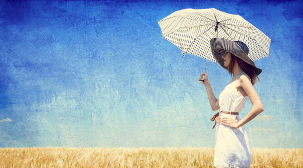 Femmes avec parapluie au champ de blé
. - Photo, image