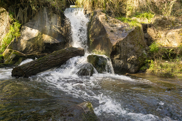 una cascada en el parque natural de "Monte Gelato" a 40 km
 - Foto, Imagen