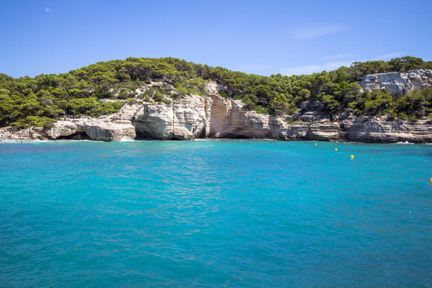 Cala Mitjana op het Balearen eiland Menorca, Spanje Spanje - Foto, afbeelding