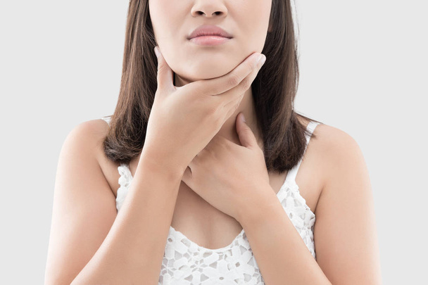 Gros plan de femme asiatique main touchant son cou malade, Gorge douloureuse, Personnes souffrant de douleurs à la gorge, Médecine et concept de soins de santé
. - Photo, image