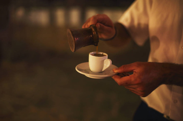 Man die traditionele Arabische koffie - Foto, afbeelding