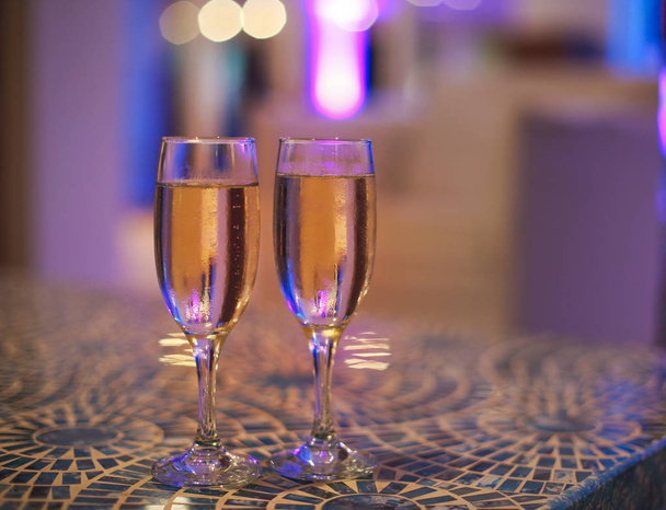 twee champagneglazen op tafel  - Foto, afbeelding