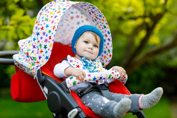 Sevimli küçük güzel bebek kız çocuk arabası ya da bebek arabası oturan ve anne için bekleyen 6 ay - Fotoğraf, Görsel