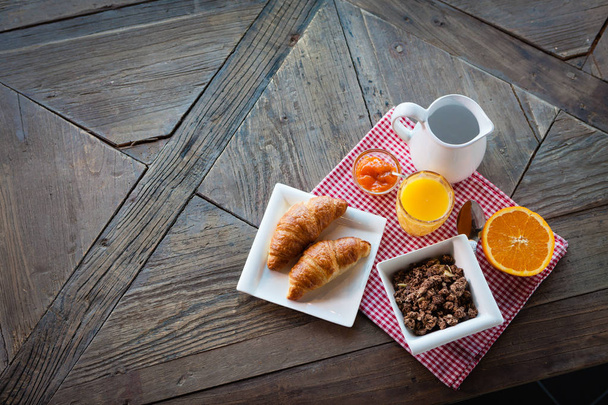 Здоровий сніданок на столі
 - Фото, зображення