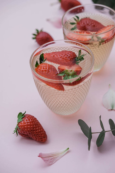 Soda with strawberries on a pink background. Summer refreshing drink. Top view - Foto, Bild
