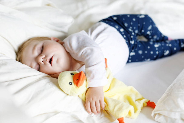 Linda niña adorable de 6 meses durmiendo tranquilo en la cama
 - Foto, Imagen