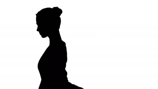 Side view portréja csinál jóga vagy pilates edzés a gyönyörű fiatal nő. Egy négylábú király Pigeon pose, Eka Pada Rajakapotasana pálya Matt - Felvétel, videó