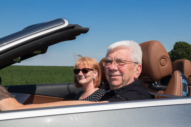 Щаслива старша пара в машині
 - Фото, зображення