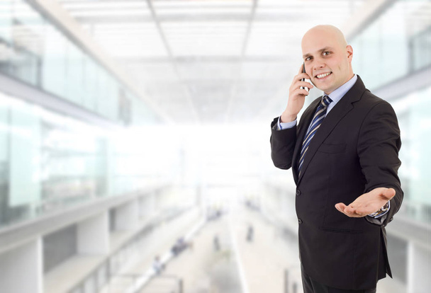 gelukkige zakenman aan de telefoon, op kantoor - Foto, afbeelding