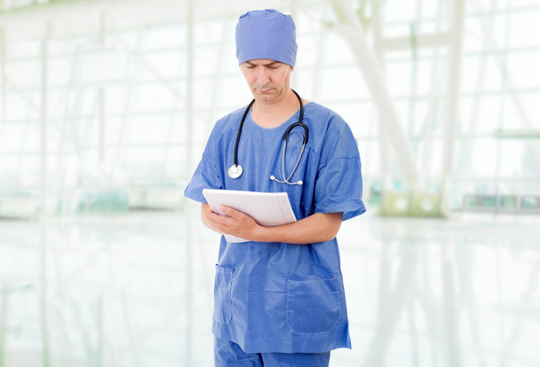 γιατρός σκέφτεται με τις σημειώσεις του στο νοσοκομείο - Φωτογραφία, εικόνα