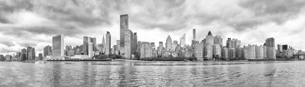New York City vue panoramique en noir et blanc depuis l'île Roosevelt, États-Unis
. - Photo, image