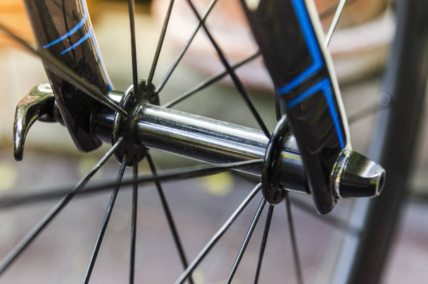 La rueda delantera de la bicicleta y el cubo de la rueda delantera están listos para competir
. - Foto, Imagen