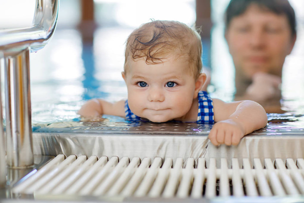 Feliz pai de meia-idade nadando com bonito adorável bebê menina na piscina. - Fotografia, imagem