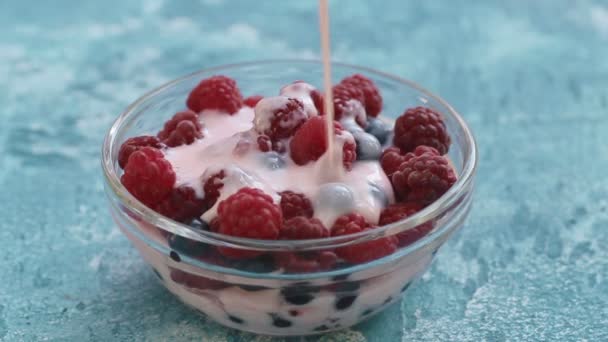 Zalijeme jogurtem v čerstvé raspberryries - Záběry, video