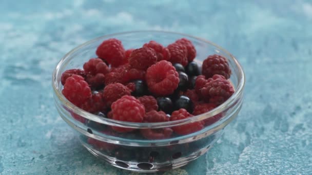 Zalijeme jogurtem v čerstvé raspberryries - Záběry, video