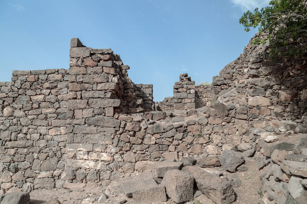 die Ruinen der antiken jüdischen Stadt Gamla auf den golanischen Höhen, die im 67. Jahr von den Armeen des Römischen Reiches zerstört wurden - Foto, Bild