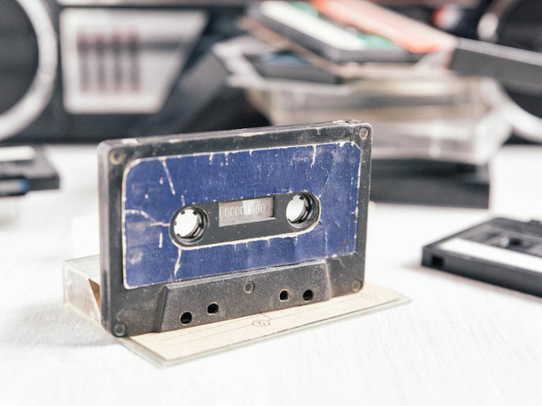 Collectie van verschillende retro audio-tapes en de tape recorder. Collectie van verschillende retro audio-tapes en de tape recorder - Foto, afbeelding