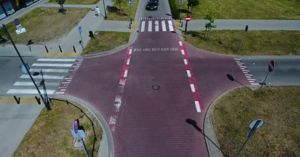 Vista aérea de um carro atravessando um cruzamento de rua
 - Filmagem, Vídeo
