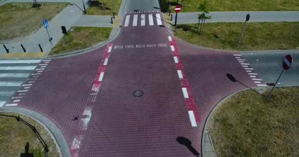 Luftaufnahme eines Autos, das eine Kreuzung überquert - Filmmaterial, Video
