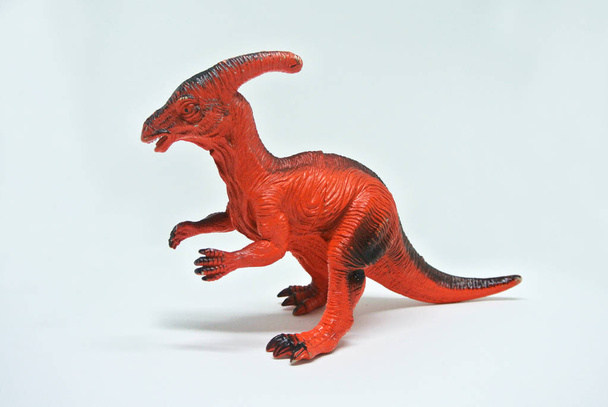 Dinosauro a 2 zampe in colore rosso e realizzato in plastica isolata su sfondo bianco
.  - Foto, immagini