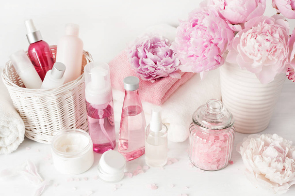 bad- en spa met pioenroos bloemen beauty producten handdoeken - Foto, afbeelding
