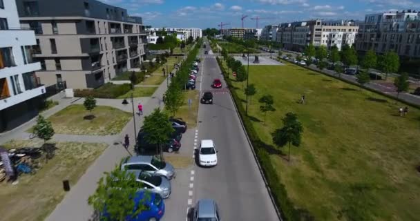 Letecký snímek přes ulici, v komplexu byt - Záběry, video