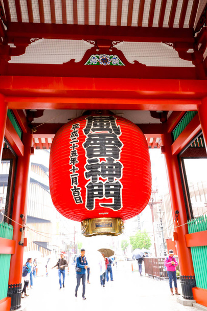 Nahaufnahme der großen roten Laterne am Senso-ji Tempel asakusa, dem berühmtesten Tempel in Tokio - Foto, Bild