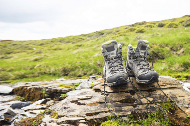 Caminhadas botas de montanha, trekking e calçado equipamento de caminhadas para trilhas de montanha ao ar livre
 - Foto, Imagem