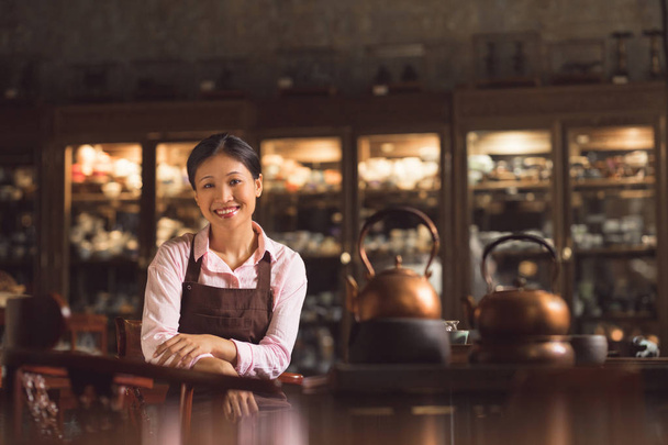 Sorridente donna asiatica in un negozio di tè
 - Foto, immagini
