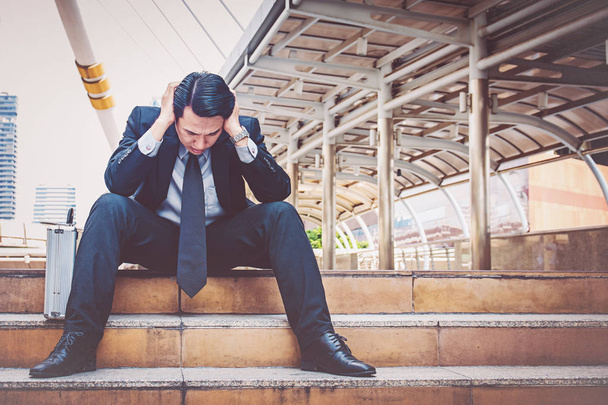 Jeune homme d'affaires déprimé assis dans les escaliers
 - Photo, image