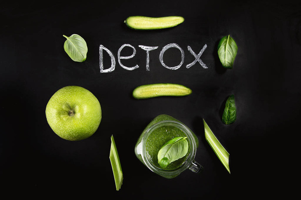 Zdrowy zielony smoothie, Detox dieta, wegetariańskie jedzenie koncepcja   - Zdjęcie, obraz