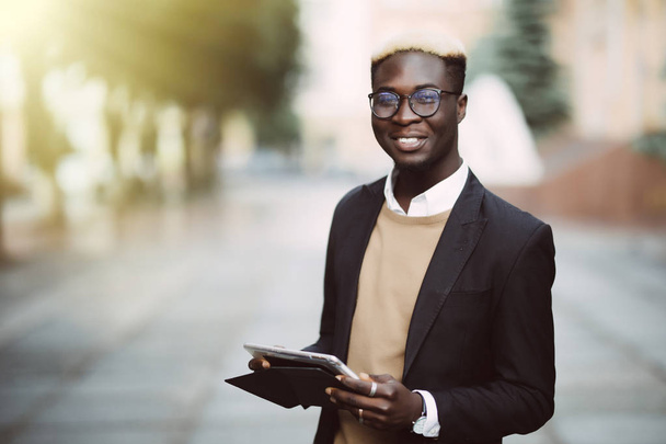 Africký podnikatel pracovat s tabletem venkovní - černí lidé - koncepce o lidech, podnikání, životní styl a technologie - Fotografie, Obrázek