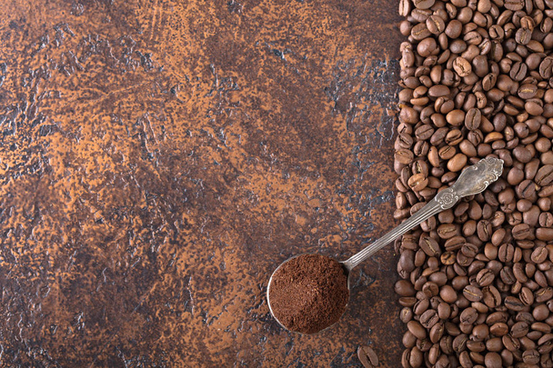 ブラック ローストしたコーヒーの穀物、銅テーブル、背景画像、テキストのコピー スペース平面図スプーン嘘に挽いたコーヒー. - 写真・画像