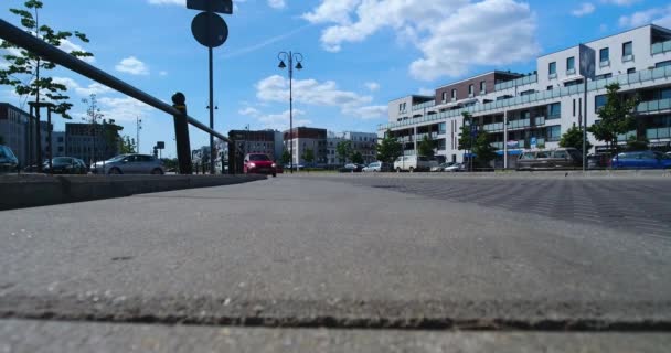 Kijk op auto's vanuit het perspectief van een grond - Video