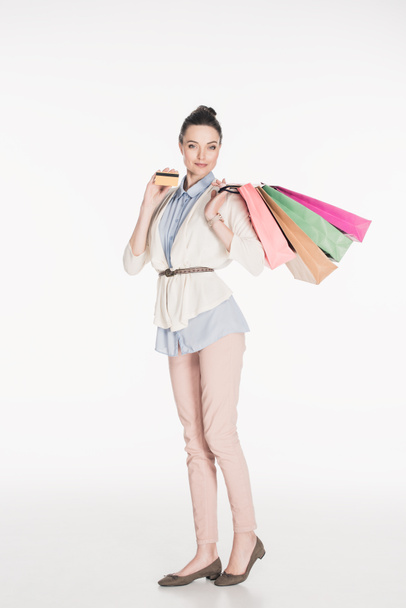 mujer elegante con bolsas de compras y tarjeta de crédito en manos aisladas en blanco
 - Foto, imagen
