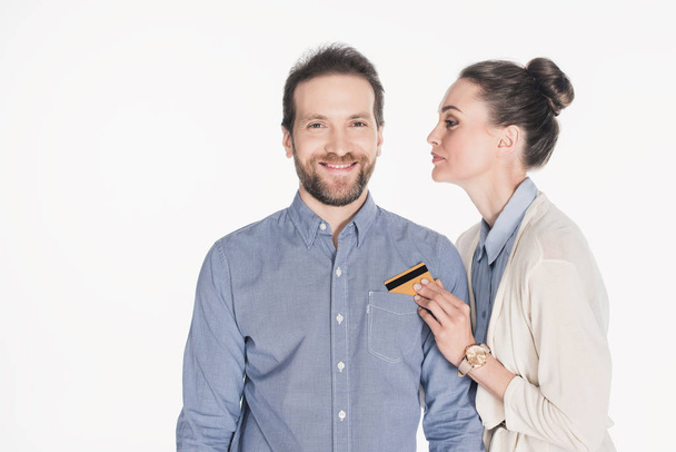retrato de la mujer que toma la tarjeta de crédito de los maridos bolsillo aislado en blanco
 - Foto, Imagen