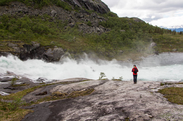 Женщина-путешественница, наслаждающаяся видом на потрясающий национальный парк Хардагервидда, Хуседват, Норвегия, Европа
 - Фото, изображение