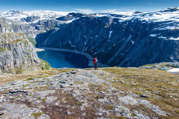 Norveç'te masal Ringedalsvatnet Gölü. Trolltunga uçurum - Fotoğraf, Görsel