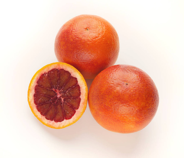 Цілі і вирізані криваві апельсини ізольовані на білому тлі
 - Фото, зображення